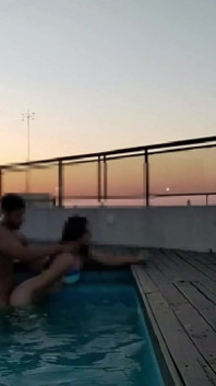 Ejaculând mult în piscină la apus - Accounter Adventures