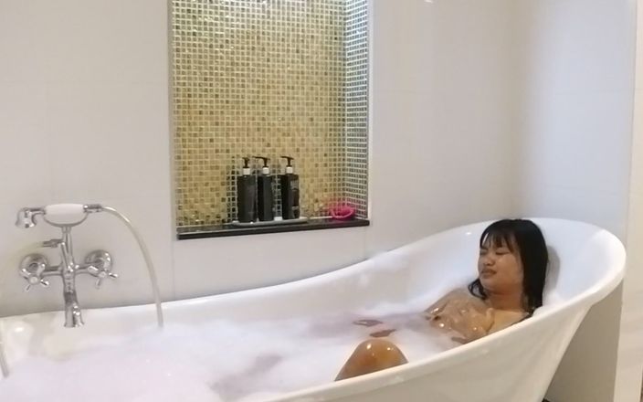 Abby Thai: Geile badezeit in einem Luxuszimmer