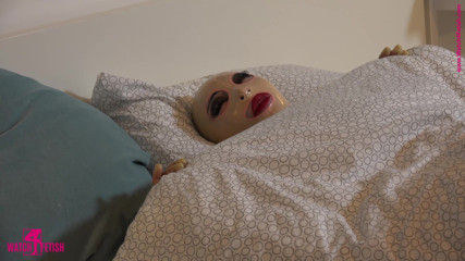 Fem Latex: Fa pipì e doccia in lattice