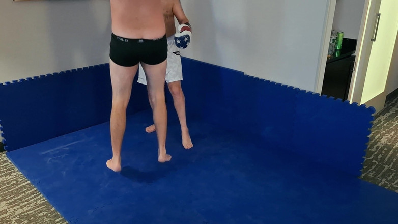 Combat and fetish: Provocare de box într-o cameră de hotel - Ursulețul mic versus Jobber