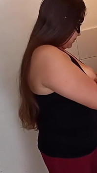 Vengono assoldate per fare le pulizie e finisco per mostrare il mio zoccolo di cammello, il mio seno e succhiare il cazzo.