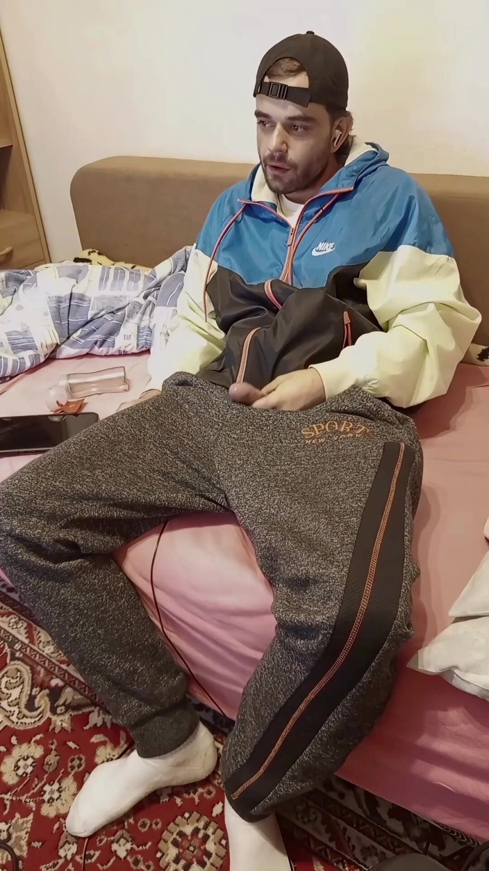 jerkofflover: 집에서 운전하며 침대에 누워 있었다