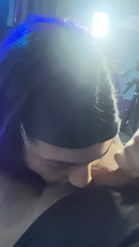 หนุ่มตรงให้สาวข้ามเพศอมควยใหญ่ของเขาแบบลึกคอ