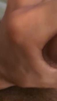 Mi accarezzo lentamente il cazzo con l'olio pensando a desi gf