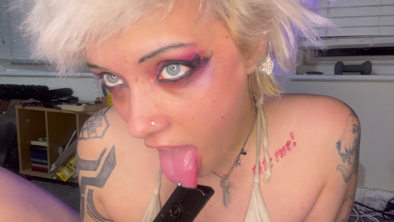 Glitterqueen1999: 舌を掃除機で吸い、掃除機を舐める