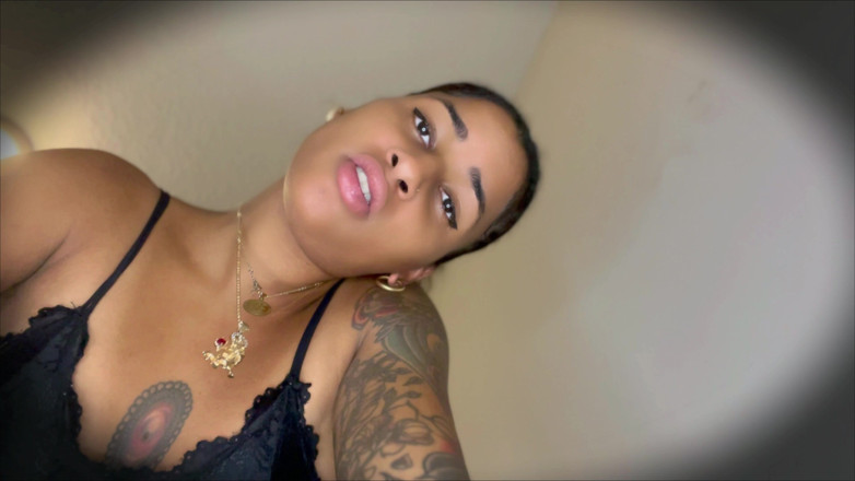 Mya Mula Goddess: 침을 뱉고 침례