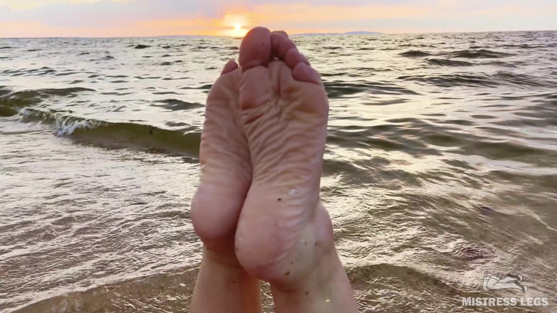 Mistress Legs: Krásná vrásčitá chodidla a prsty se kroutí na pozadí západu...