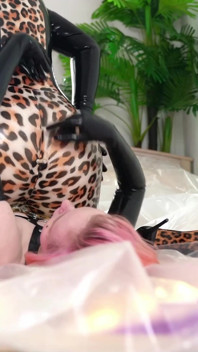 Mamă sexy excitată în latex și fetișul ei supus din cauciuc în cizme înalte (Arya Grander)