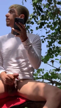 Twink kepergok ngocok kontol besar yang belum disunat sampai dicrot sperma