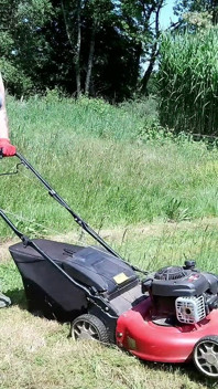 Ziua de lucru a soției puternice - o femeie mare și frumoasă puternică își folosește bărbatul ca presă de picioare după ce a tuns gazonul