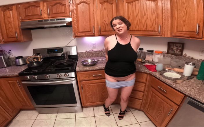 Erin Electra: 继母离婚后在厨房从她的继子那里得到它