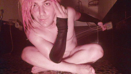 Kitty_Cross: Фембой с попкой в ванной под горячим душем наслаждается ее собственным телом