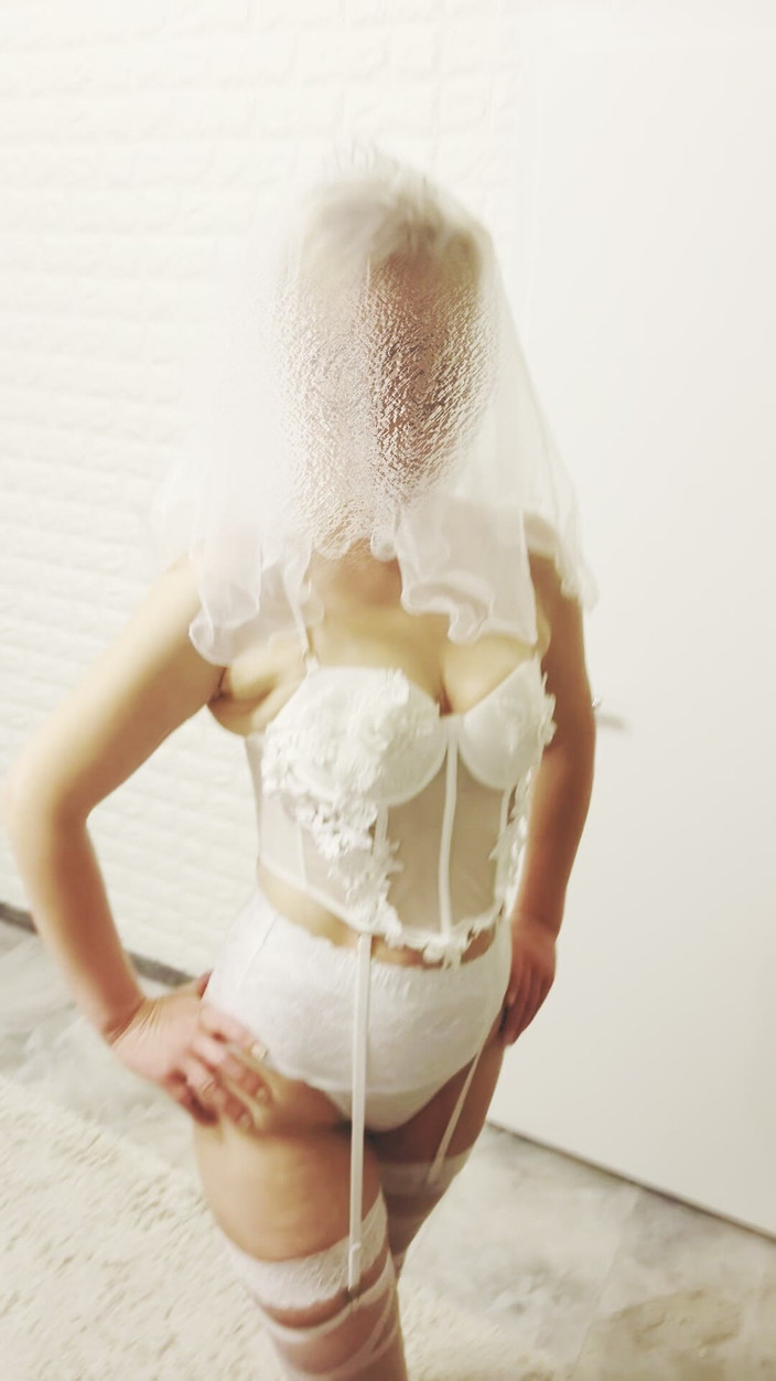 SashMash: Hotwife pózuje v kostýmu nevěsty