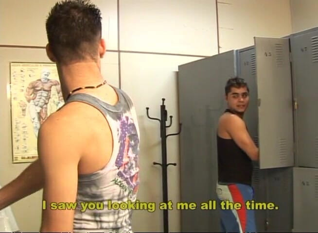 Bareback TV: Des amis coquins font des jumelles dans la salle de...