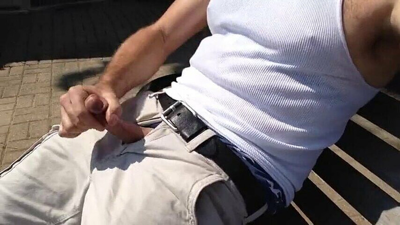 TJenner: Дрочу и кончаю на берегу реки