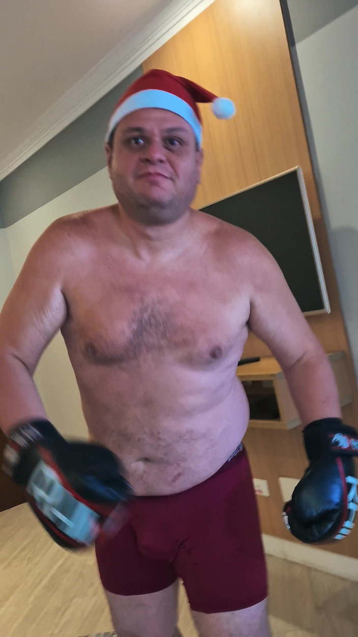 Punchbagplz: 圣诞拳击手：第一人称视角圣诞节拍