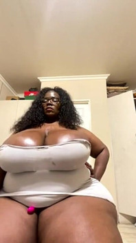 Une MILF BBW à forte poitrine fait un strip-tease et des seins