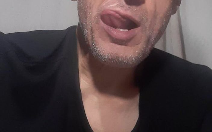 Big uncut hard cock: 私の口と私の舌で温かくロマンチックな愛情のこもったキスを一緒にしましょう。