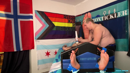 Ticklish Chubs: Trans gıdıklama hayranı Evan'ı ziyaret ediyor