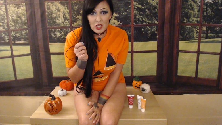 Abby Anna: CBT halloween penis verstreicht, pissloch dehnen