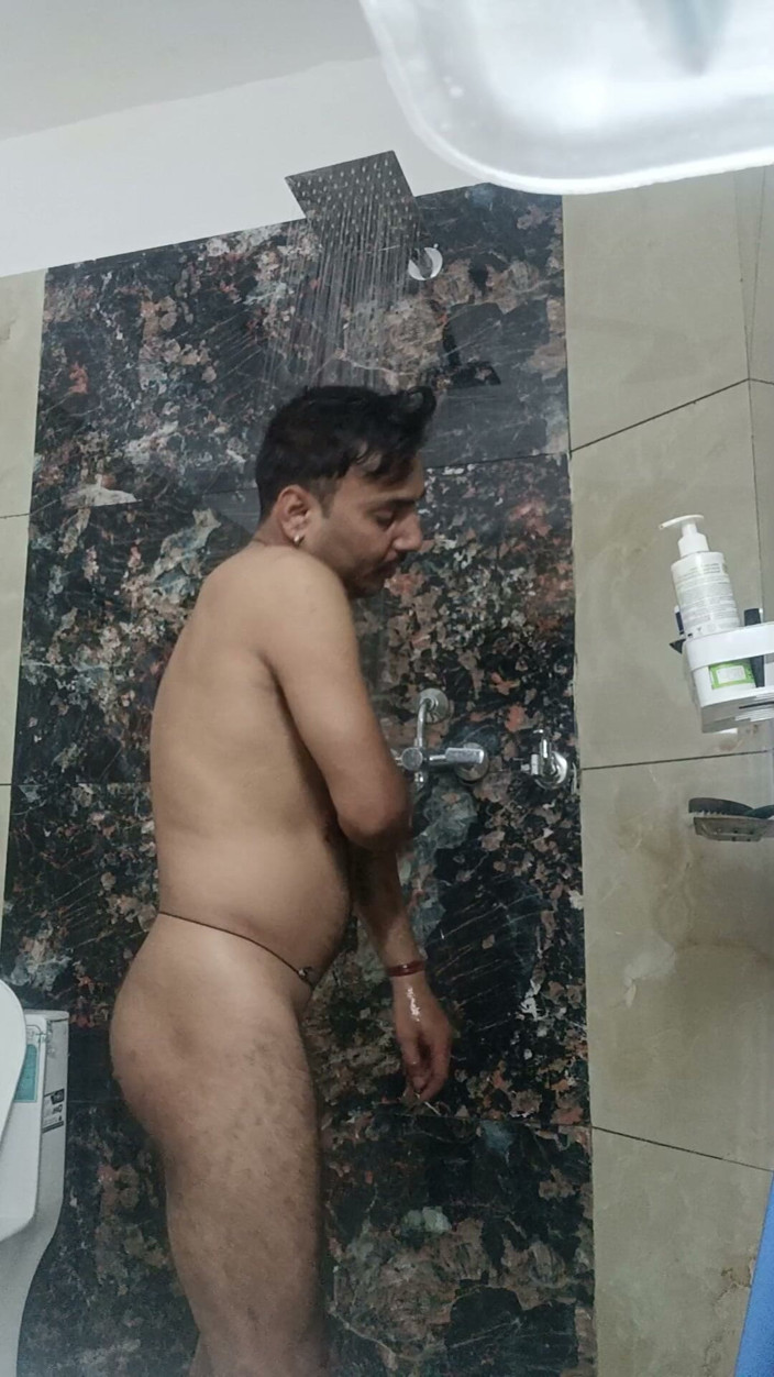 Rajasthani-old-lover: Lelaki desi India berkongkek dan mandi kasut dan melancap