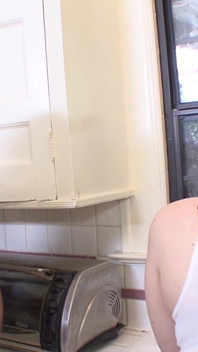 Lily cade e Ryan Keely scopano in cucina.