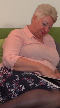 Velký zadek babičky Astrid prstí její zralou kundičku na pohovce