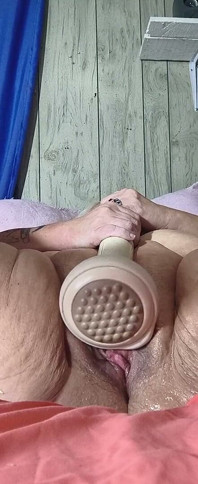 Haar pompoenpleister neuken en klaarkomen uit haar kut