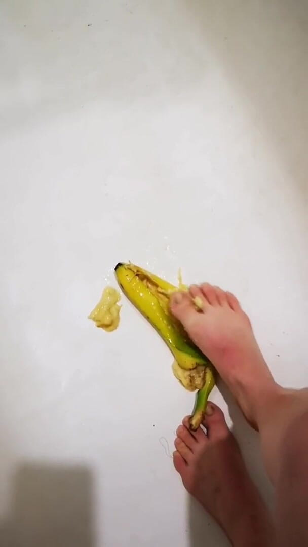Erotic college: I like banana between the legs