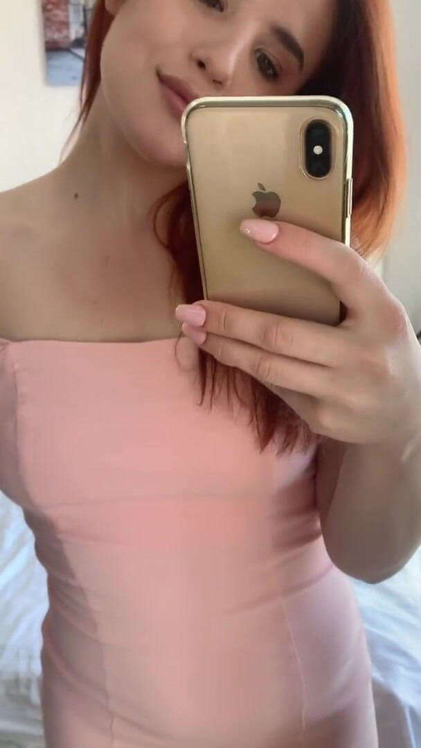 SugarNadya: Kızıl saçlı güzellik seksi vücudunu sergiliyor