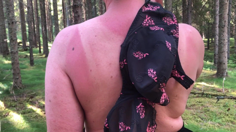 CIM Busenwunder: Meine frau CIM im schwedischen wald, sommermutter 2022