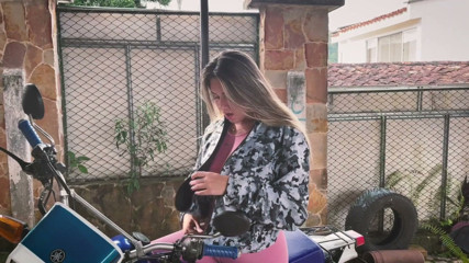 Sara Blonde: Miłośnik motocykli