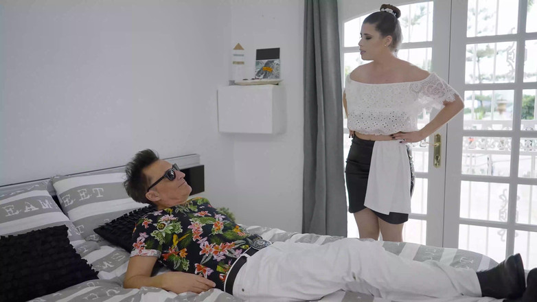 Deutschland Porno X: Babe met enorme tieten houdt van neuken buitenshuis en klaarkomen