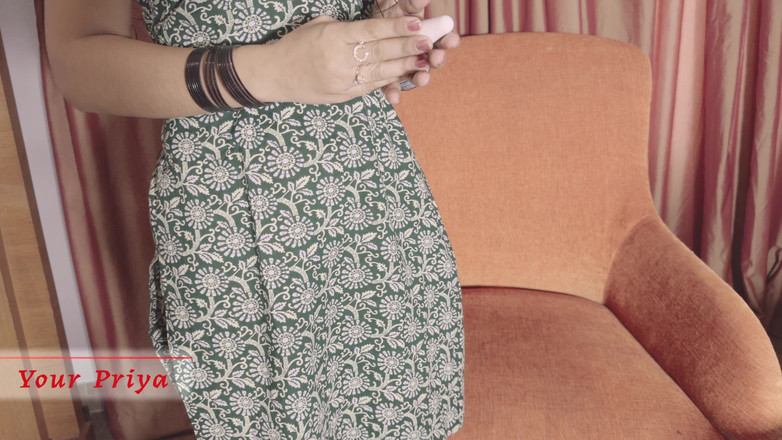 Your Priya: 当主人用印地语音频勾引他时，热辣女仆priya享受震动棒