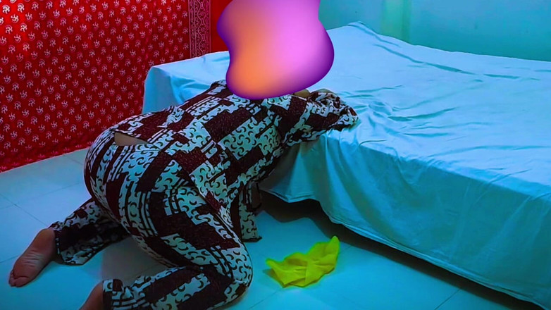 Your Boy's Cum: Desi sexy macecha ošukaná nevlastním synem, když mu uklízela pokoj,...