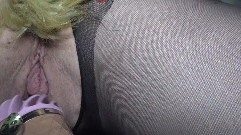 Foxy Sanie: Dogie face-mask solo and cum ice-cream drill