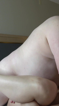 Mooie brunette Nikki slikt veel oudere tieten