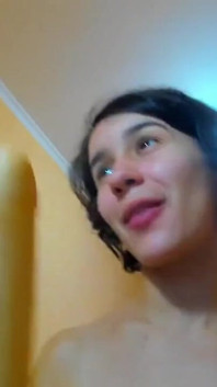 Brunetă fierbinte umedă Myla_angel suge vibratorul, futai în țâțe, își fute pizda cu degetele, își joacă țâțele fierbinți!