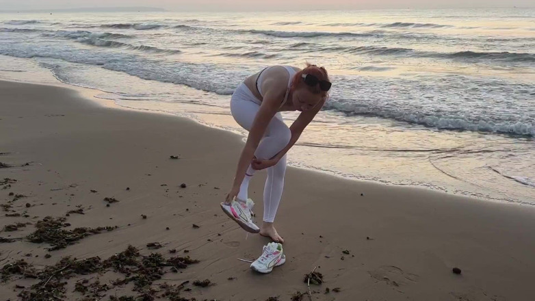 Sheryl X Sinclair: Masturbação nua no mar!