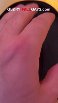 Tatuaggio, piercing e poi l'ha spinto dentro. Chi era questo ragazzo?!
