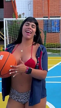 La hermanastra culona que juega con un baloncesto y tus dos bolas también - Sayafit