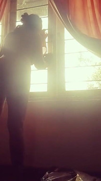 คุณแม่เซ็กซี่ Tina แต่งตัวให้ลูกเลี้ยงดู