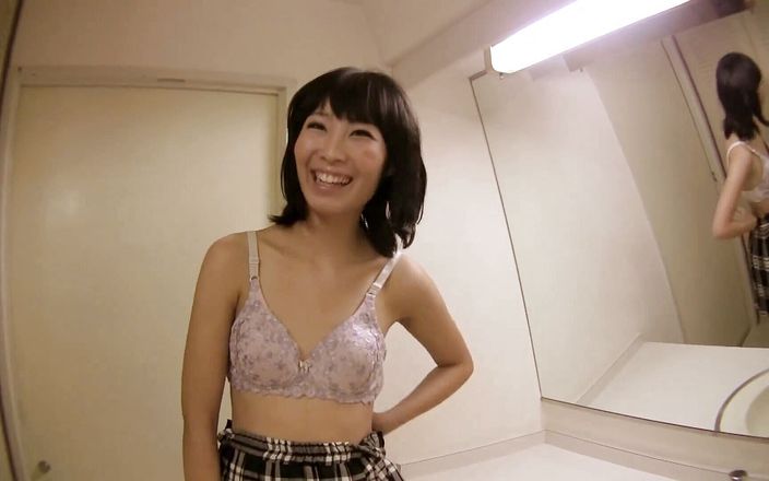 Asiatiques: Liten tuttad asiatisk brunett dränerar kuk i badrummet