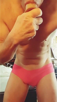 Barbie da mamada en bragas y anillos de humo