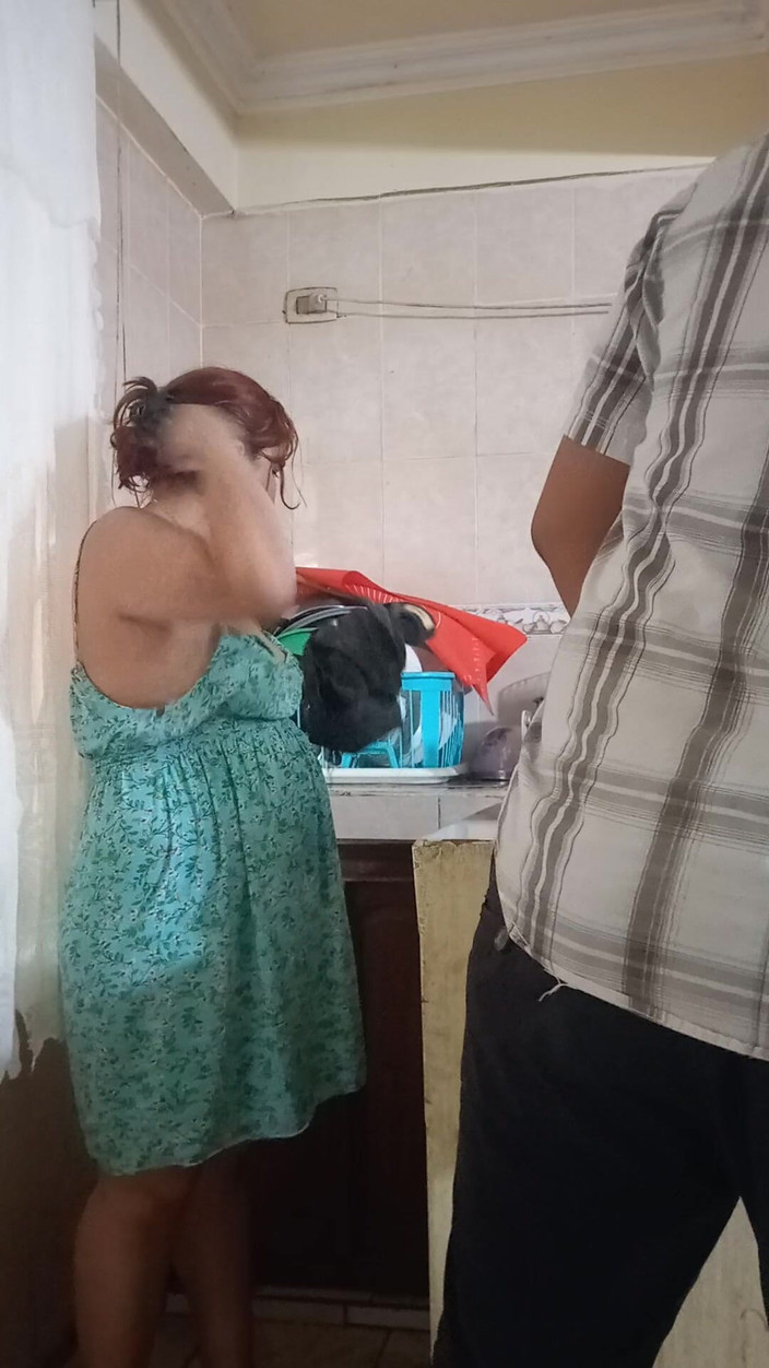 Eatrella j: Pembantu rumah dikongkek di dapur, hampir ditemui oleh bos