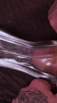 Büyük kıllı yaraklı baba şeffaf bir fleshlight'ı sikiyor ve dölle dolduruyor