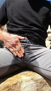 Kencing seluar jeans saya dan melancap di padang pasir