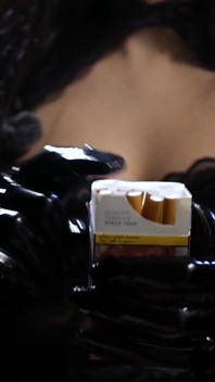 Mora sexy russa che fuma in guanti di pizzo nero
