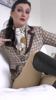 A teraz będziesz lizał moje podeszwy, dziwka chusty! Lady Victoria Valente