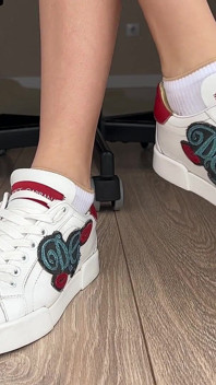 Gioca con il piede in scarpe, calze, a piedi nudi